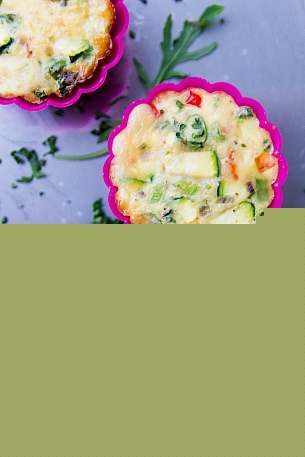 Mini frittatas - vejce, cuketa, losos